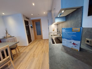 Deluxe Condo, 3 Bedrooms, Balcony, River View | Private kitchen | Highchair - Apart Frühstückspension Stark (Kappl)