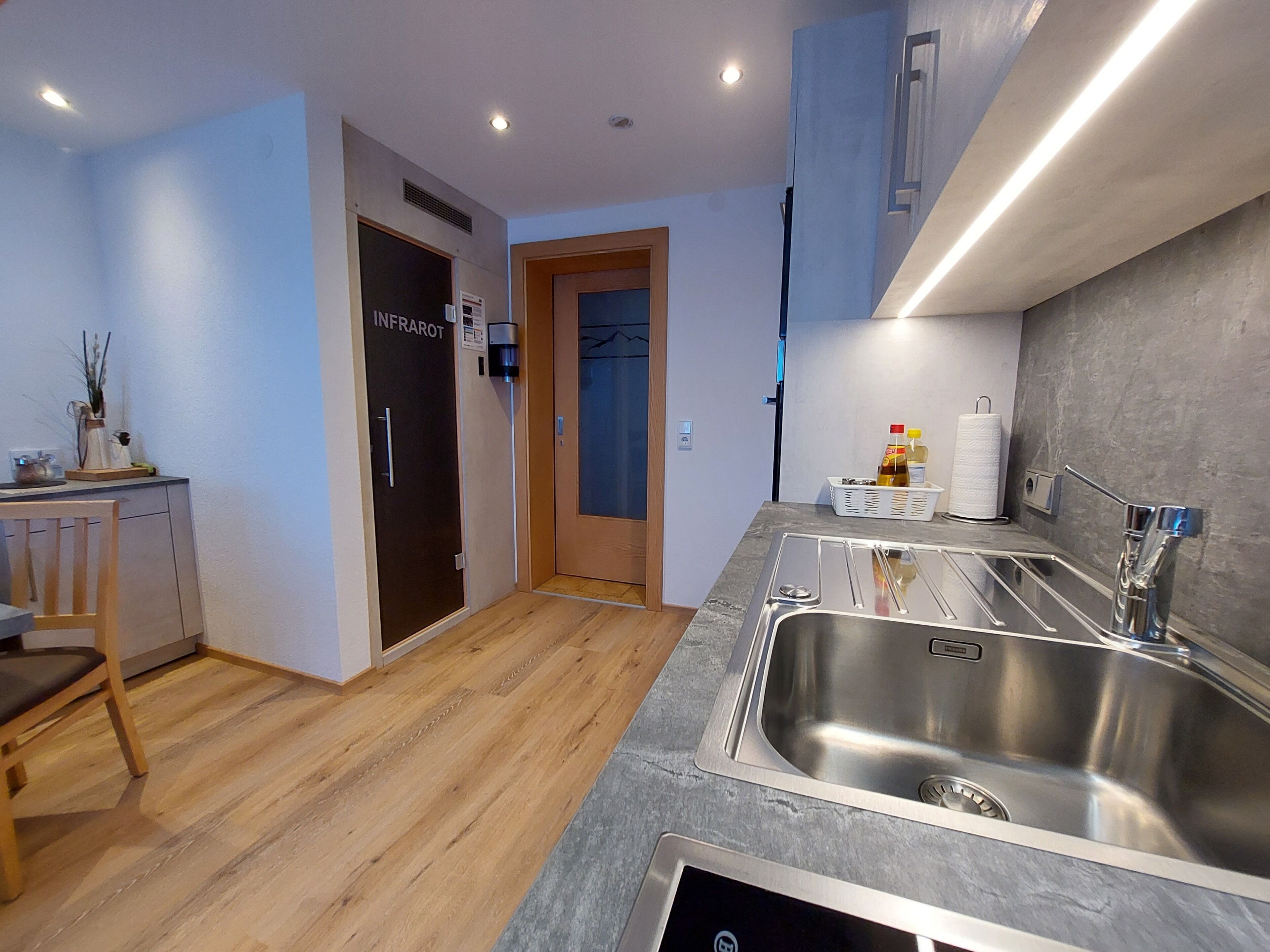 豪華公寓客房, 3 間臥室, 露台, 河景 | 私人廚房 | 高腳椅