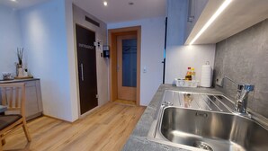 Leilighet – deluxe, 3 soverom, balkong, elveutsikt | Eget kjøkken | Høy barnestol