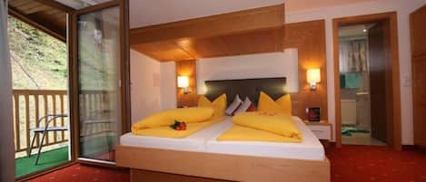 Departamento Deluxe, 3 habitaciones, balcón, vista a la montaña | Ropa de cama de alta calidad y caja de seguridad en la habitación