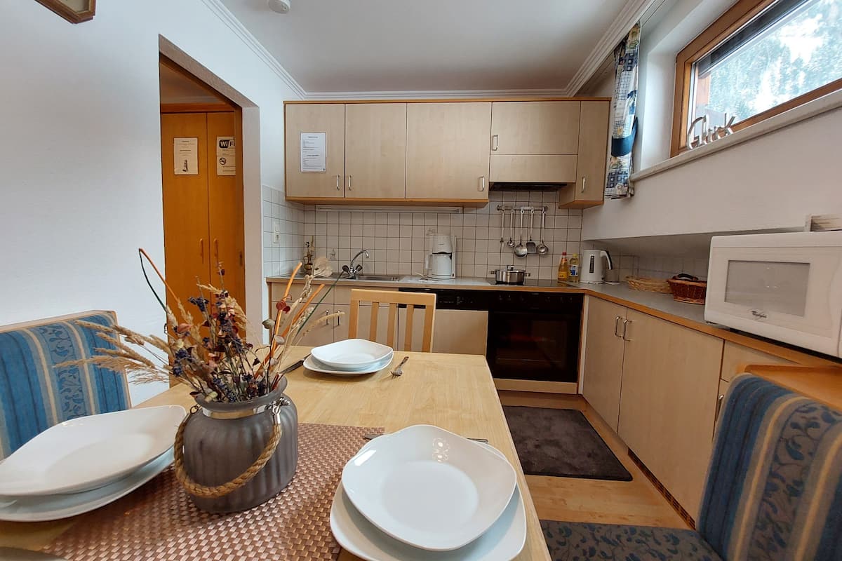 Deluxe Apartment, 3 Bedrooms, Balcony, Mountain View | Private kitchen | Highchair