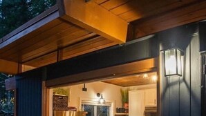 Una cocina compacta con refrigerador, armarios y un lavamanos.
