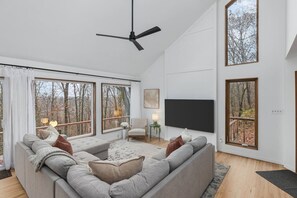 Smart TV, table tennis - Dream Retreat with Hot Tub, FirePit, Grill and only 15 min to Downtown Chattanooga (Signal Mountain)