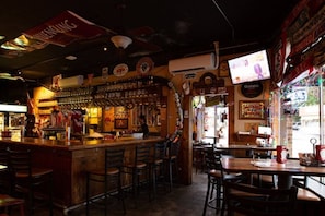 Bar (on property) - Dream Retreat with Hot Tub, FirePit, Grill and only 15 min to Downtown Chattanooga (Signal Mountain)