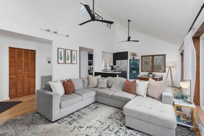 Una Smart TV, una mesa de tenis de mesa