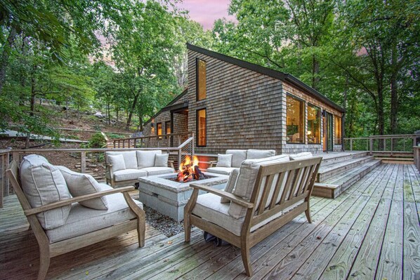 Terrace/patio - Dream Retreat with Hot Tub, FirePit, Grill and only 15 min to Downtown Chattanooga (Signal Mountain)