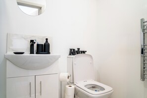 Dusche, Haartrockner, Handtücher, Seife