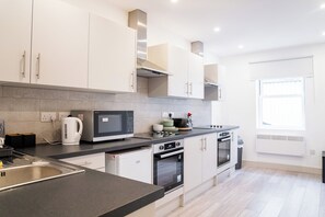 Microwave, oven, stovetop, dishwasher - Modern Studio Apartment in Sutton, London (London)