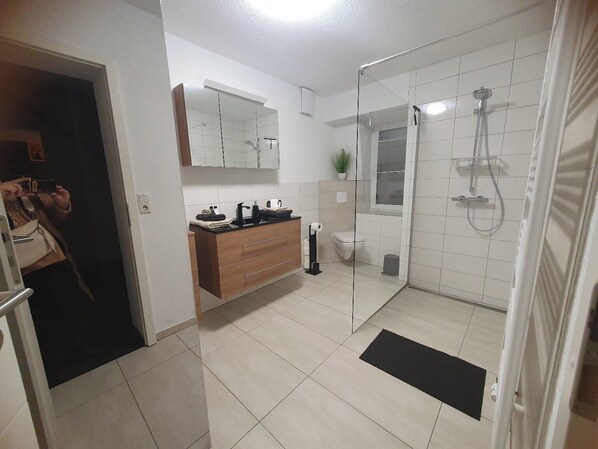 Secadora de cabello, toallas, jabón, papel de baño 