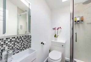 Shower, hair dryer, towels, soap - Windsor Home with Free Parking (Windsor)