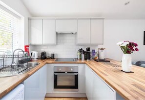 Fridge, oven, stovetop, coffee/tea maker - Windsor Home with Free Parking (Windsor)