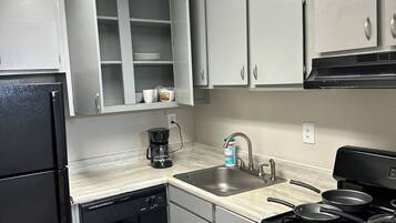 Four, plaque de cuisson, lave-vaisselle, cafetière/bouilloire