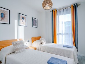 2 bedrooms, desk, Internet