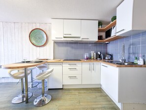 ثلاجة، ميكروويف، فرن، ماكينة لصنع القهوة/الشاي