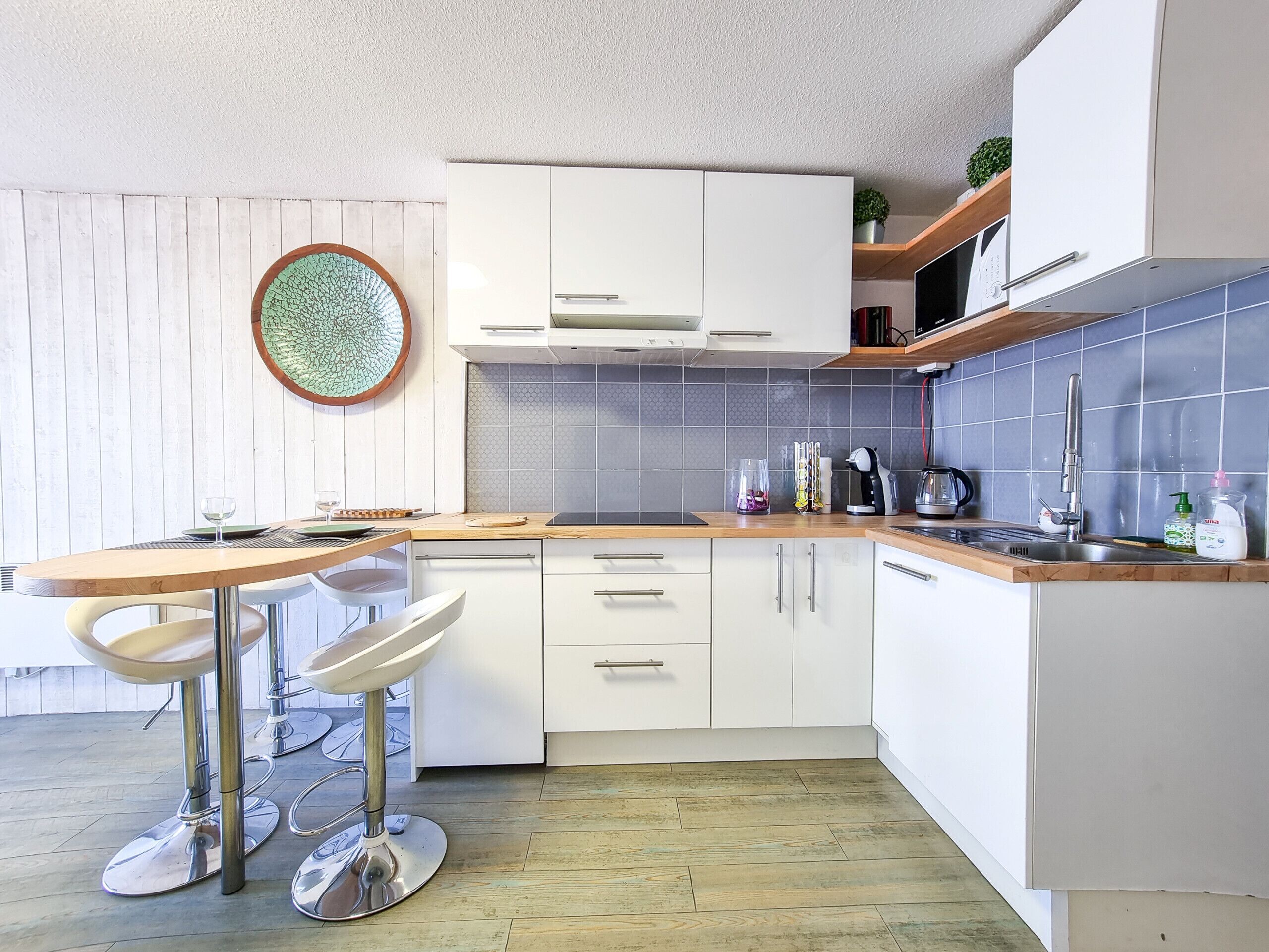 Fridge, microwave, oven, coffee/tea maker