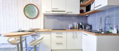 Fridge, microwave, oven, coffee/tea maker