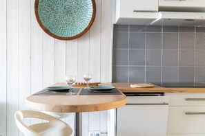 Kjøleskap, mikrobølgeovn, ovn og kaffetrakter/tekoker