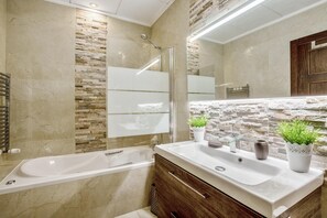 Douche, baignoire à jets, sèche-cheveux, serviettes fournies