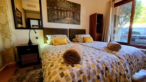 6 slaapkamers, een strijkplank/strijkijzer, internet, beddengoed