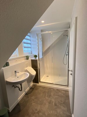 Suihku, hiustenkuivaaja, pyyhkeet, saippua
