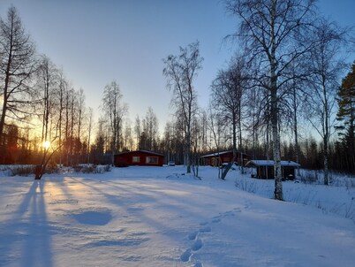 Spacious cottage for 10 on the lake