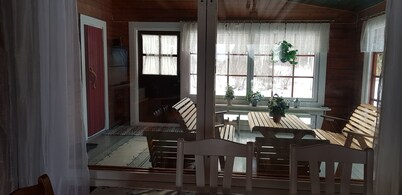 Spacious cottage for 10 on the lake