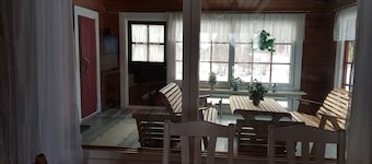 Spacious cottage for 10 on the lake