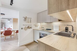 Geladeira, micro-ondas, fogão, cooktop