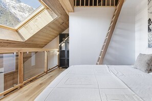 3 bedrooms, desk, iron/ironing board, travel cot