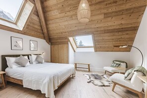 3 habitaciones, escritorio y tabla de planchar con plancha 