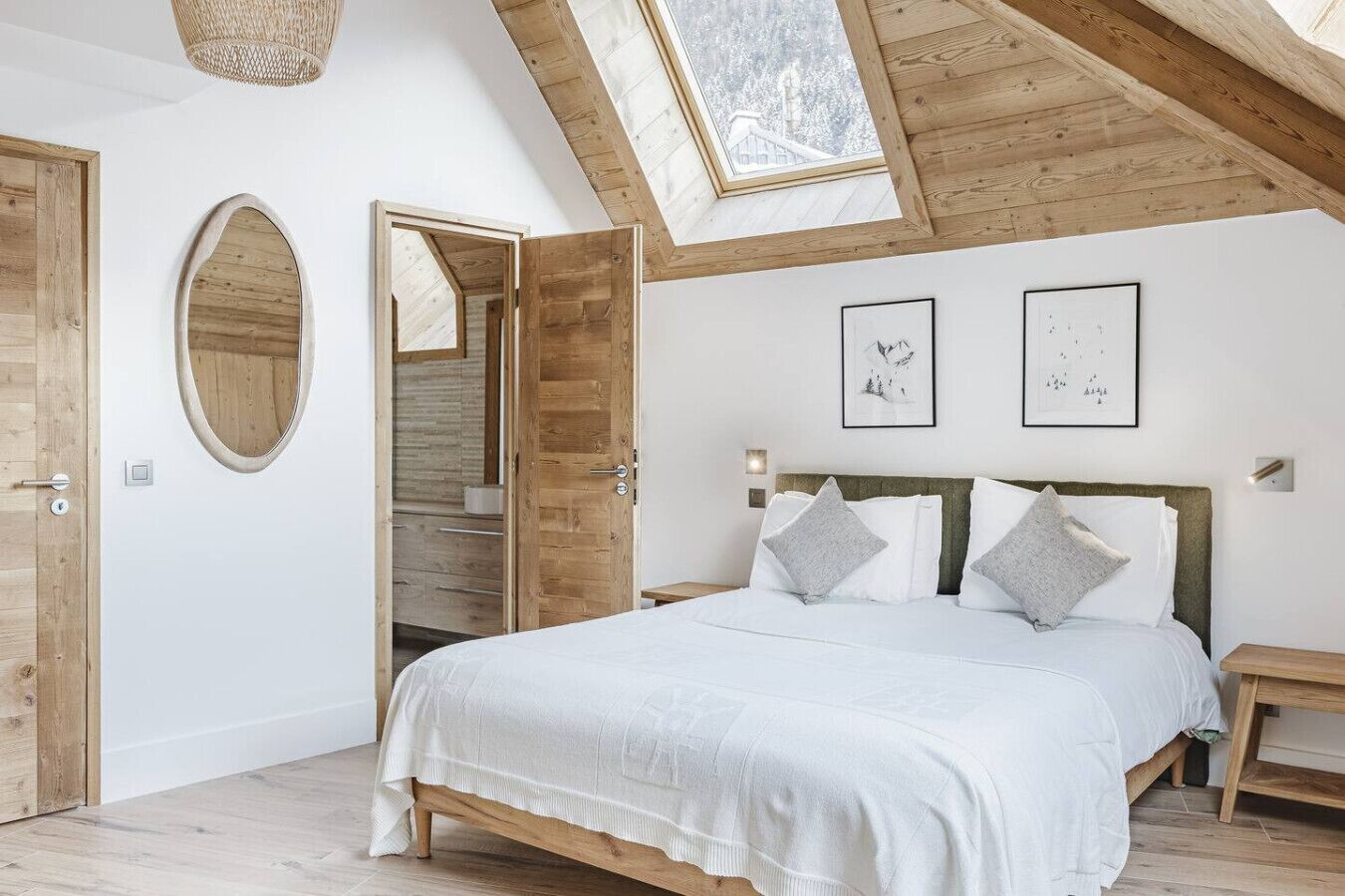 3 bedrooms, desk, iron/ironing board, travel crib