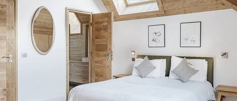 3 bedrooms, desk, iron/ironing board, travel crib