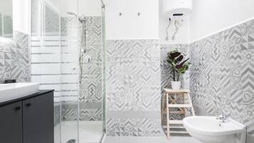 Doccia, asciugacapelli, bidet, asciugamani