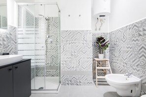 Dusche, Haartrockner, Bidet, Handtücher
