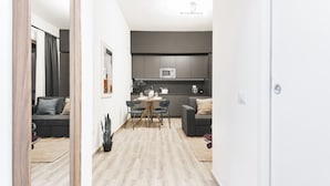 Um apartamento moderno com cozinha, sala de jantar e sala de estar.