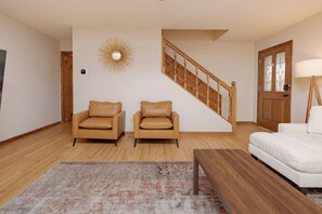 Smart TV, offices - 3BD Pet Friendly | Close to RAFB | 2 Car Garage (Warner Robins)