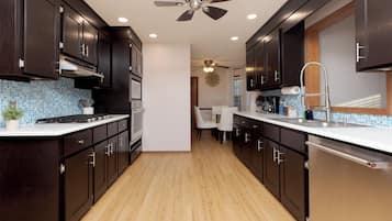 Køleskab, mikrobølgeovn, ovn, kogeplade