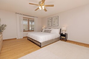 3 bedrooms, desk, iron/ironing board, travel cot