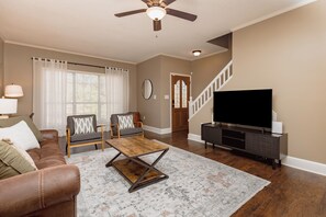 Smart TV, offices - 3BD | Large Yard | Family & Pet Friendly (Kathleen)