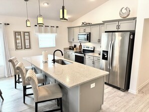 Refrigerador, microondas, horno, placa de cocina