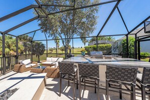 Outdoor dining - Casita of the Setting Sun- 1/1 Private Suite w/ Pool Access, Golf Cart & Stunning View of Amelia Championship Golf Course (Amelia, The Villages)