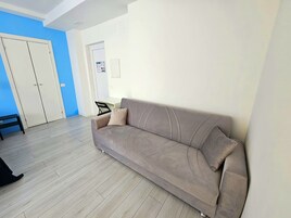 Escritorio y espacio para trabajar con laptop 