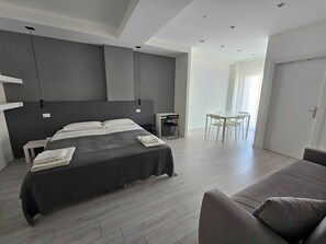 Double Room, Balcony | Desk, laptop workspace, soundproofing, free WiFi - MiPA (Milazzo)