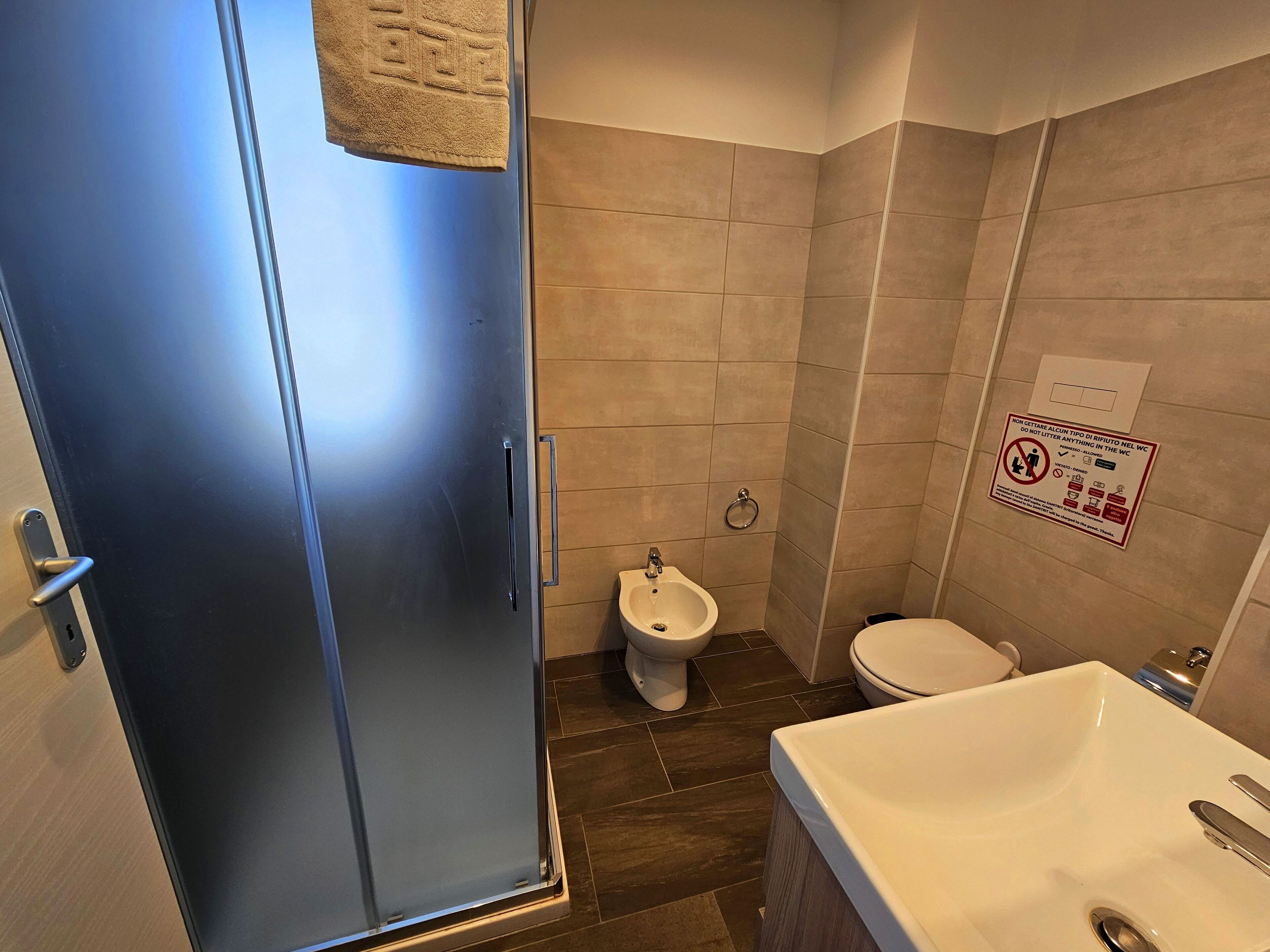 Chambre Double, balcon | Salle de bain