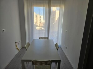 ダブルルーム バルコニー | デスク、ノートパソコン用作業スペース、防音設備、WiFi (無料)
