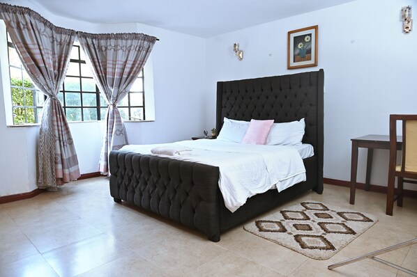 4 slaapkamers, een strijkplank/strijkijzer, wifi, beddengoed