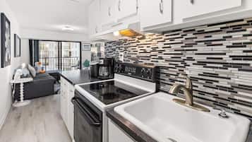 Réfrigérateur, micro-ondes, four, plaque de cuisson