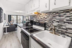 Fridge, microwave, oven, stovetop - Bluewater Beachside Bliss (Ocean City)