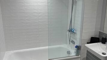 Departamento | Baño | Tina con regadera, tina profunda, secadora de cabello, toallas