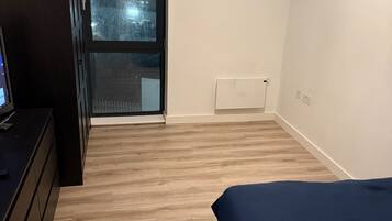 Departamento | 1 habitación, tabla de planchar con plancha, wifi gratis y ropa de cama